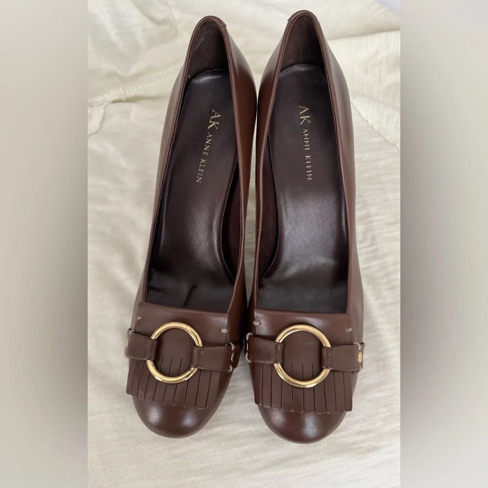 ANNE KLEIN WOMEN’S BROWN LEATHER PUMPS WITH GOLD BUCKLE SIZE 8.5 BRAND NEW - Picture 2 of 11